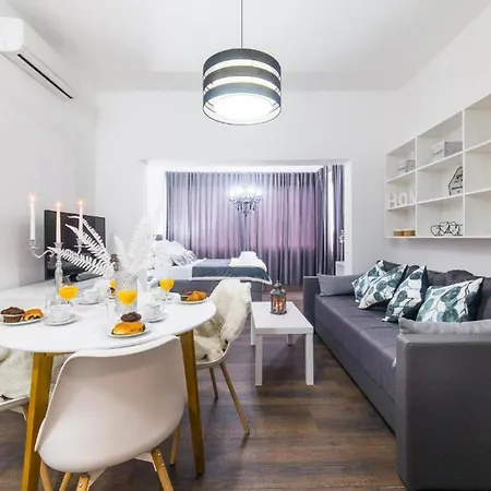 Villa Charming With Outdoor Pool, Bbq, And Sun Deck In Tranquil Area Kastela