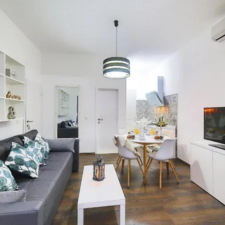 Charming With Outdoor Pool, Bbq, And Sun Deck In Tranquil Area Kastela