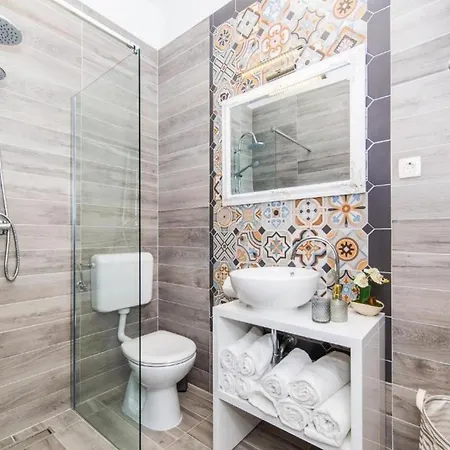 Charming With Outdoor Pool, Bbq, And Sun Deck In Tranquil Area * Kastela