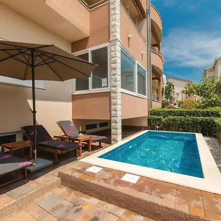 Charming With Outdoor Pool, Bbq, And Sun Deck In Tranquil Area Villa