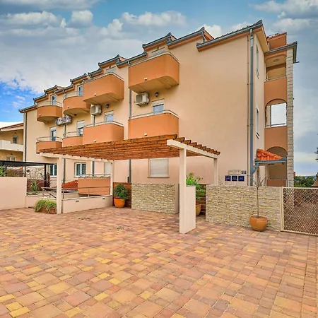 Charming With Outdoor Pool, Bbq, And Sun Deck In Tranquil Area Villa Kastela
