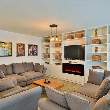 Charming With Outdoor Pool, Bbq, And Sun Deck In Tranquil Area *
