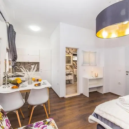 Villa Charming With Outdoor Pool, Bbq, And Sun Deck In Tranquil Area