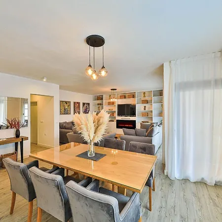 Charming With Outdoor Pool, Bbq, And Sun Deck In Tranquil Area *